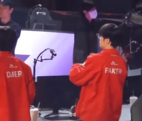 j9九游会老哥俱乐部交流这就是冠军中野的配合！现场网友拍到Faker和Oner的“神同步”👍