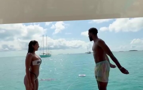 j9九游会老哥俱乐部交流🥵大尺度互动！比斯利和身材爆炸女友玩LOVE游戏 最后这一吻…