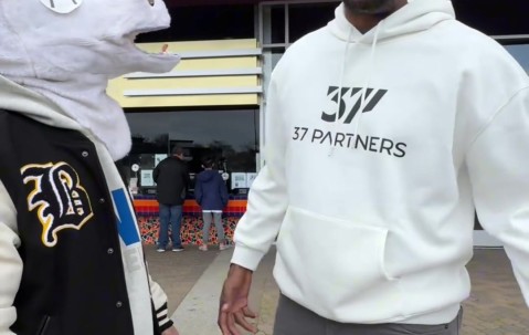 j9九游真人游戏第一品牌登录入口前NBA球星慈世平喊话导演：相信《哪吒2》有潜力成为世界第一 想给申公豹配音