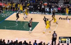 九游会j9官网真人游戏第一品牌又来？内史密斯突破造犯规摔倒 波蒂斯抢球再度引发摩擦&自己吃T