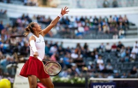 三盘鏖战212分钟！郑钦文1-2惜败高芙，无缘首进罗马站决赛