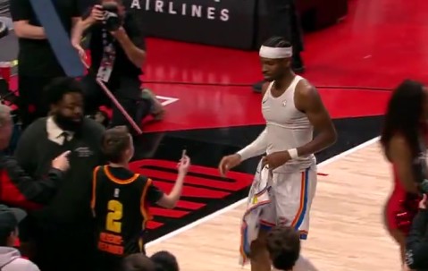 ag九游会亚洲真人第一品牌优质偶像！亚历山大赛后直接将比赛球衣签名 送给场边小球迷