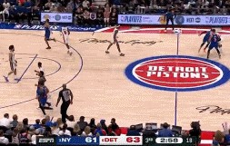 j9九游真人游戏第一平台布伦森被施罗德倒地抢断压到腿部 返回更衣室处理后重返赛场！