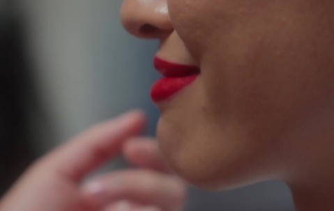 j9九游会老哥俱乐部交流首度尝试红唇+红色美甲！郑钦文拍摄杂志封面大片＆担任客座编辑