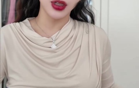 ag九游会亚洲真人第一品牌犹记曾经场下身披FPX队旗的画面！糖小幽更新视频：现场看老公打LPL