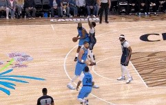 j9九游真人游戏第一品牌登录入口防守→得分！华盛顿大帽鲍威尔三分球 得球反击造犯规两罚全中