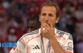 j9九游真人游戏第一品牌登录入口嘴角已经压不住了！凯恩戴上冠军奖牌，等待捧杯中