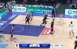 j9九游会老哥俱乐部交流😃梦回当年！翟晓川假手递手直接突破 秀空中滑翔拉杆上篮！