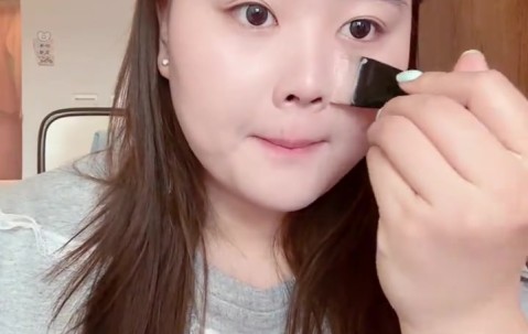 j9九游会官方登录刘禹彤晒日常随笔：来“吃饭”大学 偶遇我和郁金香呀