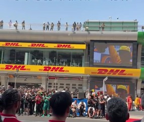 九游会j9官网真人游戏第一品牌R.I.P.🙏F1中国大奖赛正赛前，车手集体致敬埃迪-乔丹