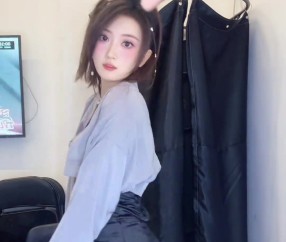 j9九游会官方登录无畏契约主持唯嘉分享视频：人如机，好上头的音乐，休息室舞一下