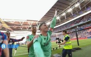 j9九游会官方登录陷入疯狂！水晶宫120年首冠，球员与球迷激情庆祝🎉