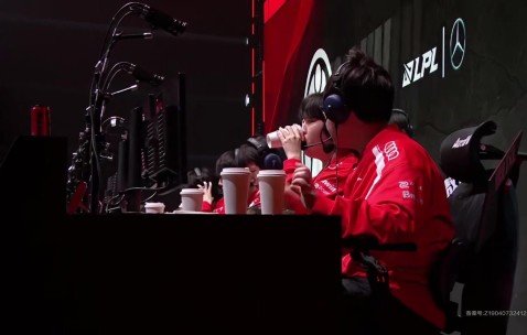 j9九游真人游戏第一平台自己也在叹气！首局被TES暴打 基地爆炸后Theshy表情严肃下场