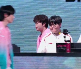 九游会j9官网真人游戏第一品牌惺惺相惜！赛后握手环节，369和knight碰拳时面露笑容！