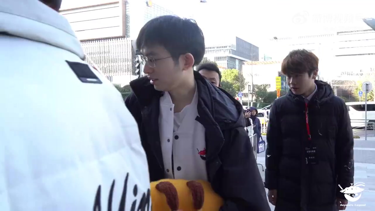 j9九游会老哥俱乐部交流AL发布赛场Vlog：Flandre离开场馆收到粉丝赠送的鲜花