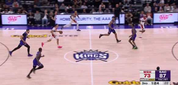 ag九游会亚洲真人第一品牌🥶本场12中2了！库兹马突破 手拿把攥的上篮没上进