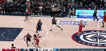 j9九游真人游戏第一品牌登录入口一飞冲天！拉文溜底线空切接球起飞双手暴扣