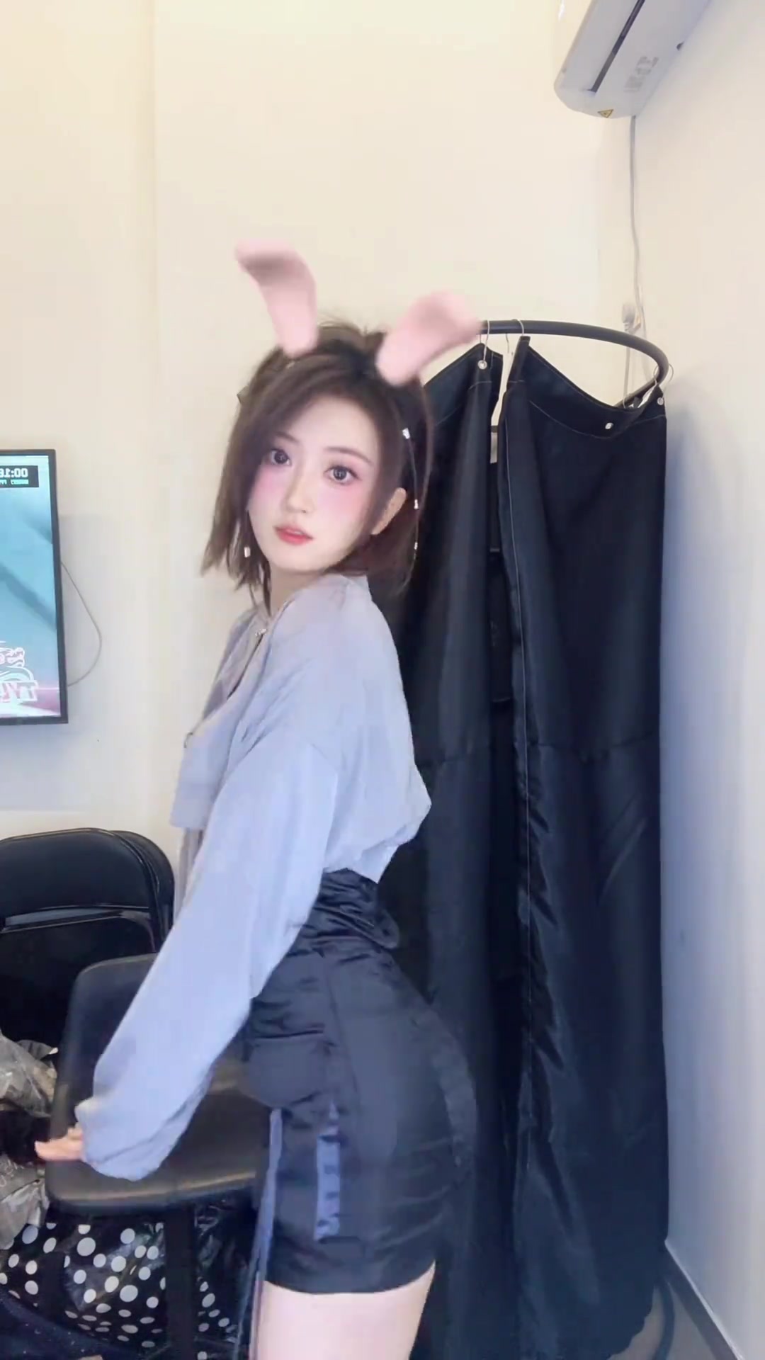 j9九游会官方登录无畏契约主持唯嘉分享视频：人如机，好上头的音乐，休息室舞一下