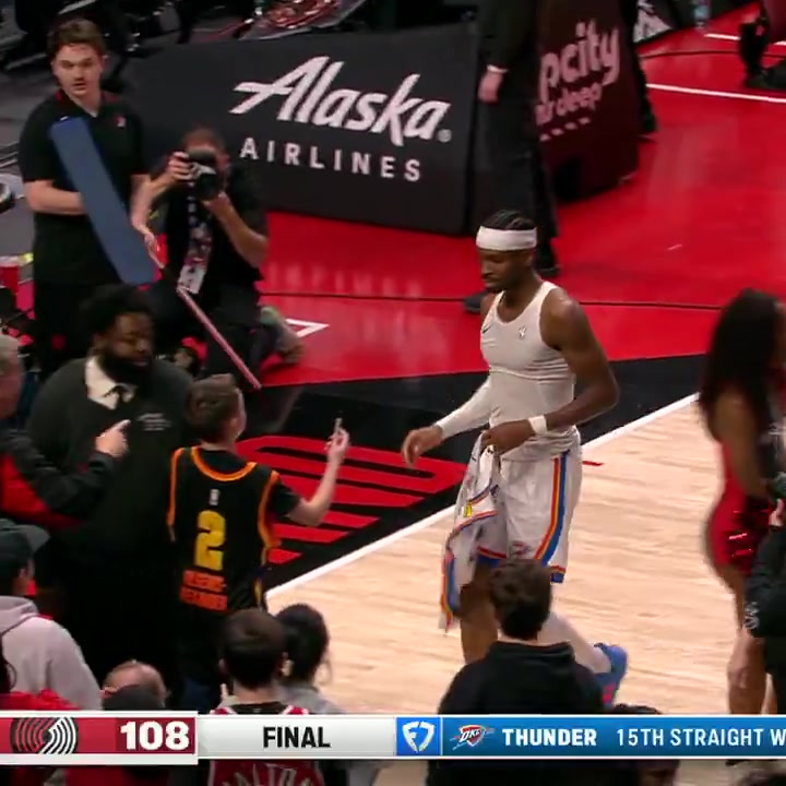 ag九游会亚洲真人第一品牌优质偶像！亚历山大赛后直接将比赛球衣签名 送给场边小球迷