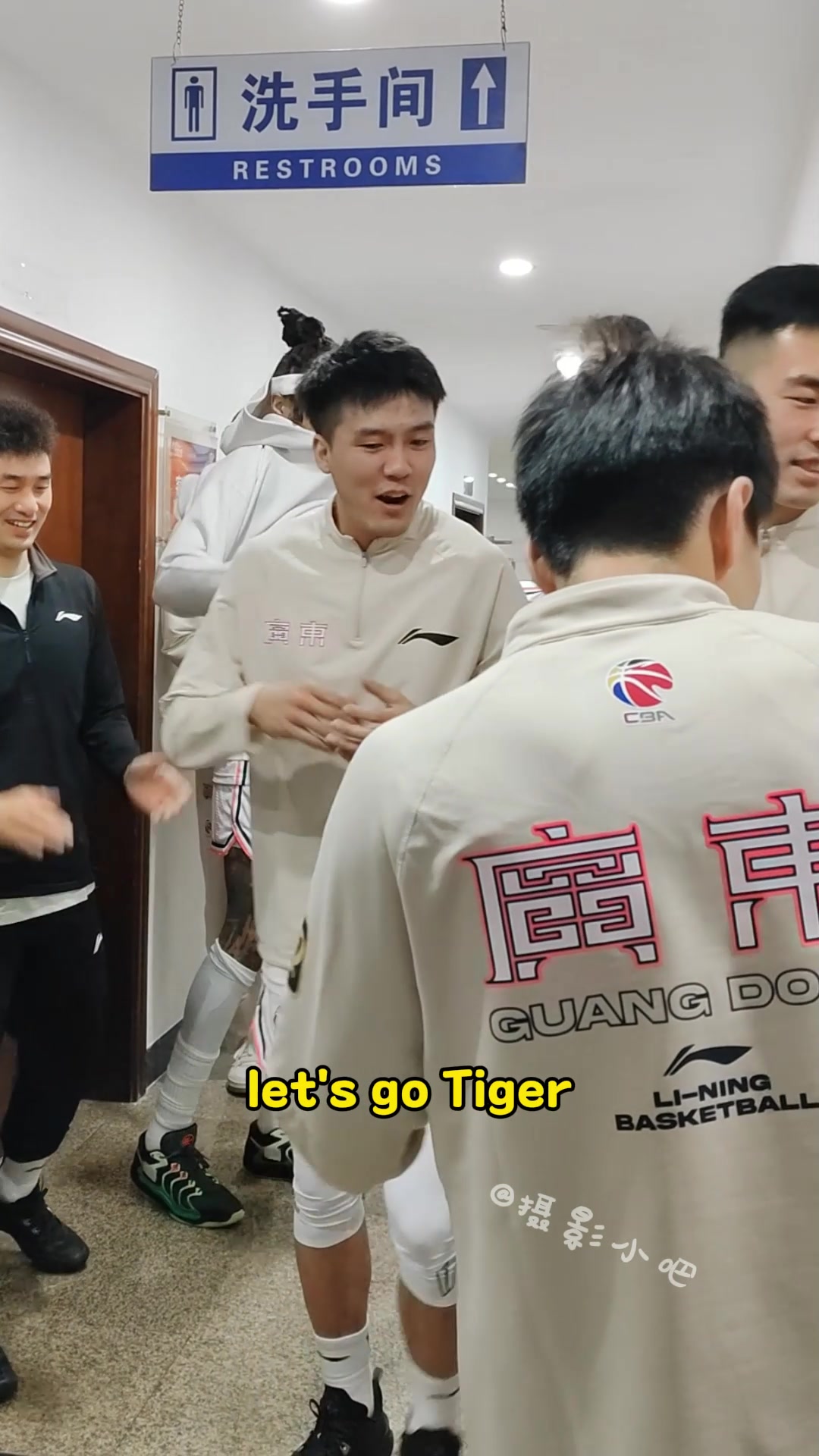 j9九游真人游戏第一品牌登录入口💪广东宏远男篮赛前呐喊口号，总感觉赵睿时期喊的更有气势....