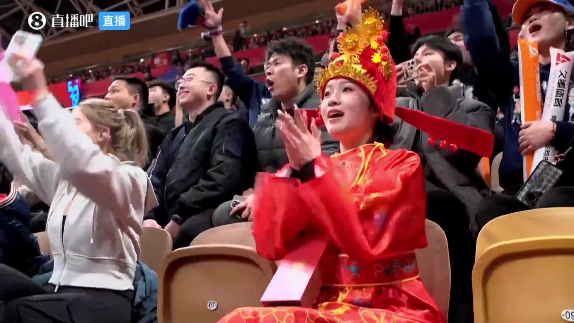 ag九游会亚洲真人第一品牌😍可爱捏！俱乐部杯新的球迷NPC出现了 可爱小姐姐扮财神🧧