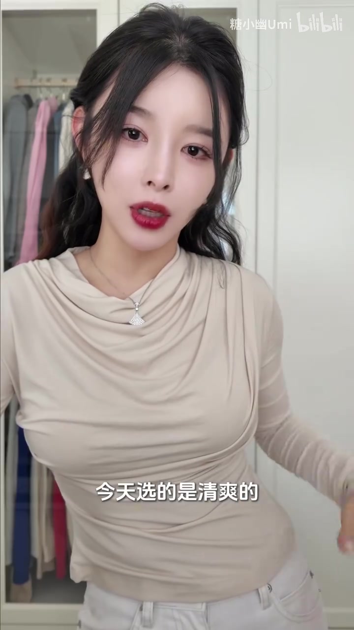 ag九游会亚洲真人第一品牌犹记曾经场下身披FPX队旗的画面！糖小幽更新视频：现场看老公打LPL