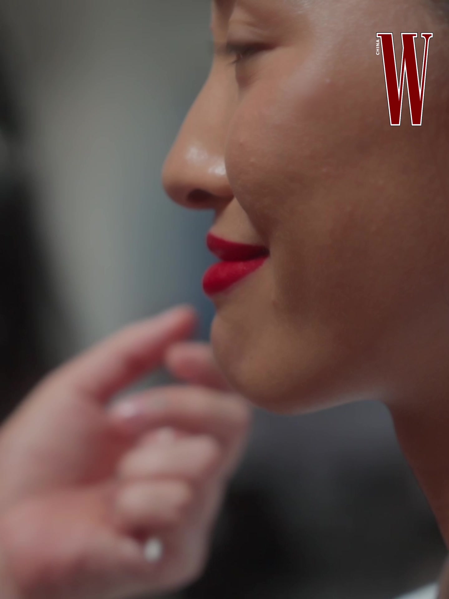 j9九游会老哥俱乐部交流首度尝试红唇+红色美甲！郑钦文拍摄杂志封面大片＆担任客座编辑