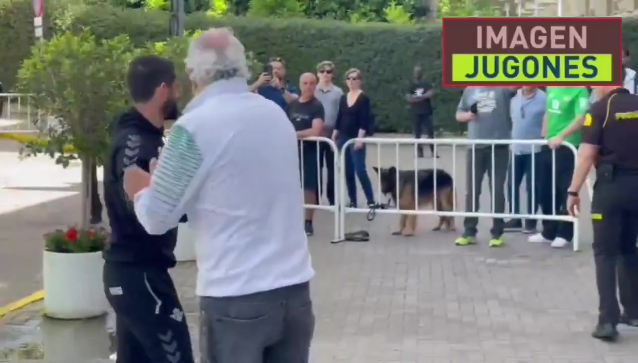 j9九游真人游戏第一平台亲和力！伊斯科、安东尼驻足与等待的贝蒂斯球迷合影