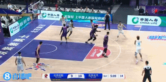 j9九游会老哥俱乐部交流😃梦回当年！翟晓川假手递手直接突破 秀空中滑翔拉杆上篮！