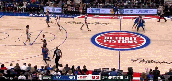 j9九游真人游戏第一平台布伦森被施罗德倒地抢断压到腿部 返回更衣室处理后重返赛场！