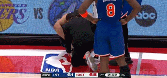 j9九游真人游戏第一平台布伦森被施罗德倒地抢断压到腿部 返回更衣室处理后重返赛场！