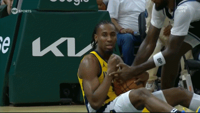 九游会j9官网真人游戏第一品牌又来？内史密斯突破造犯规摔倒 波蒂斯抢球再度引发摩擦&自己吃T