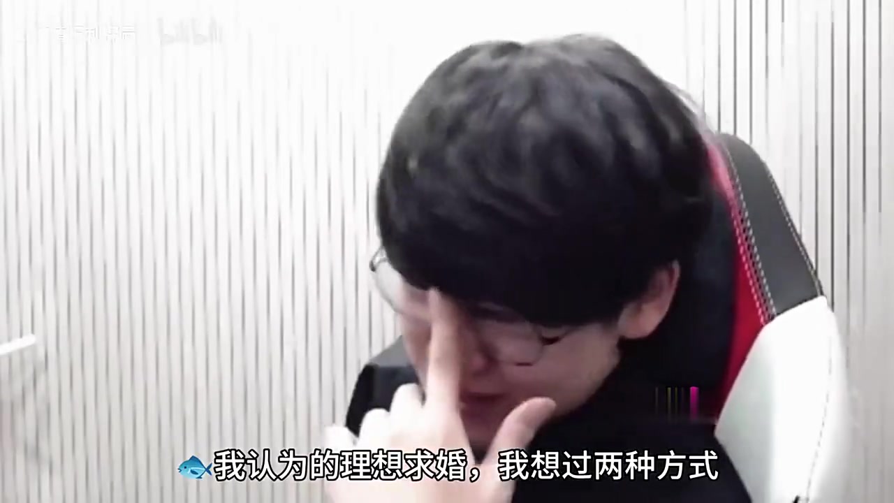 ag九游会亚洲真人第一品牌丫还挺懂浪漫！Gumayusi谈理想求婚场景：要么家里安静低语，要么钟楼下跪着