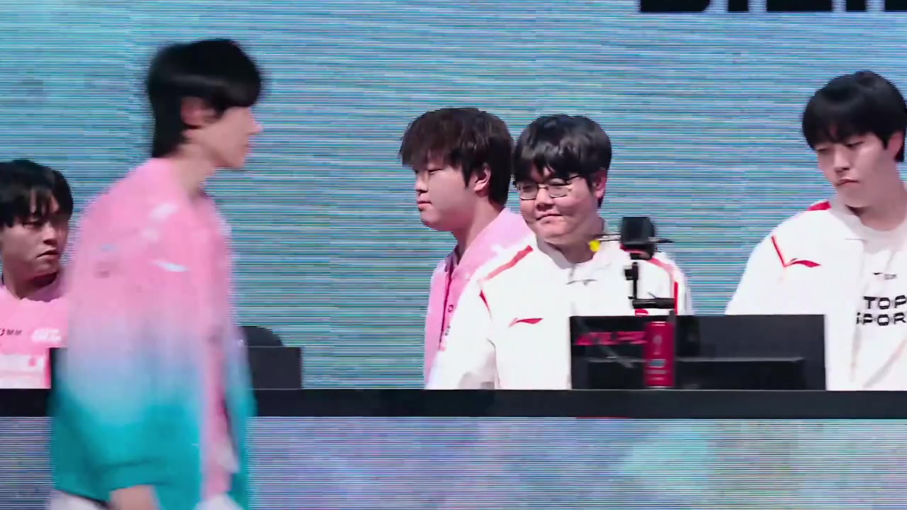 九游会j9官网真人游戏第一品牌惺惺相惜！赛后握手环节，369和knight碰拳时面露笑容！