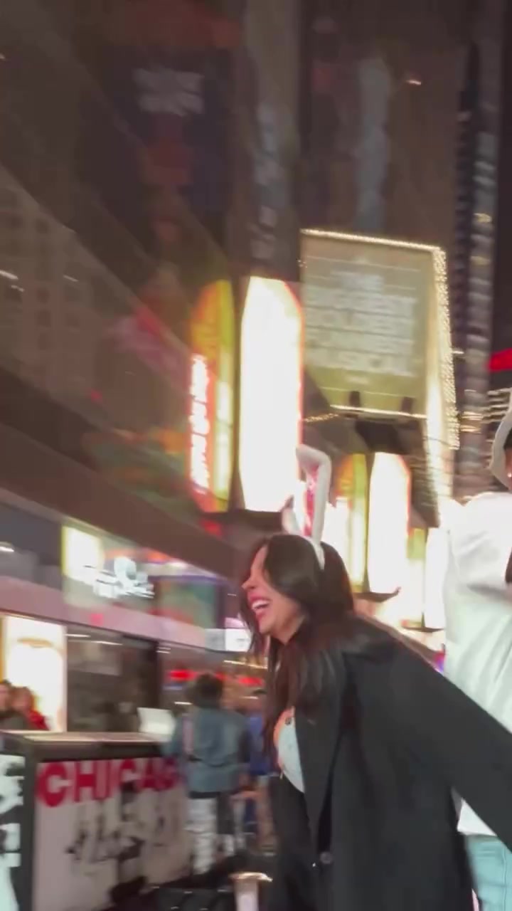 j9九游会老哥俱乐部交流🥵大尺度互动！比斯利和身材爆炸女友玩LOVE游戏 最后这一吻…